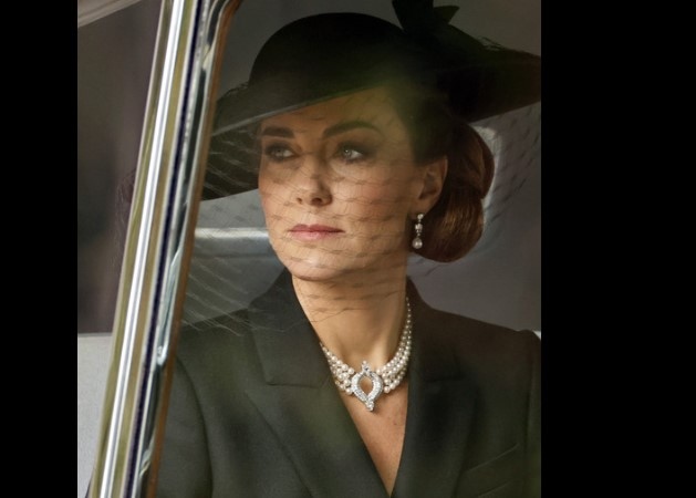 Кейт Мидълтън отдаде почит на кралица Елизабет със специално бижу